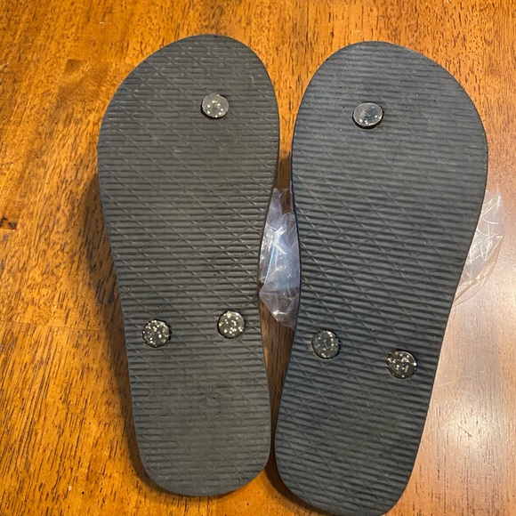 MLB Cincinnati Reds flip-flops. I am guessing on the size, between 6-7 - Picture 11 of 11